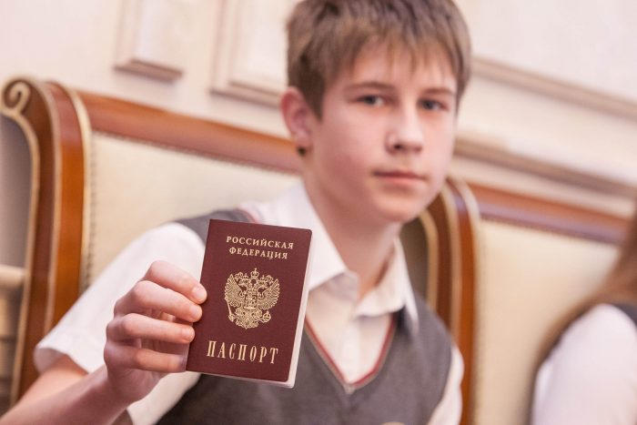 По закону РФ 14 лет - срок получения паспорта Получение паспорта